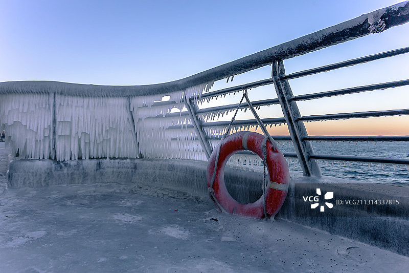 海边结冰的冰锥图片素材