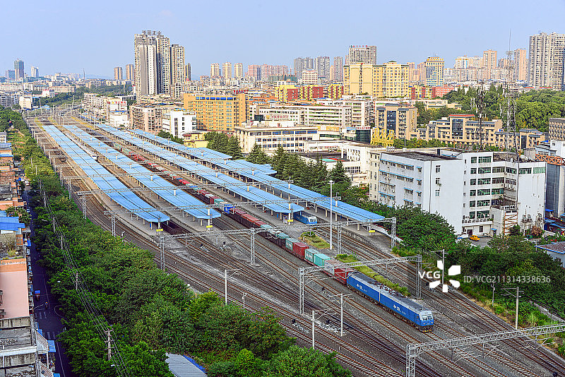 集装箱货运列车通过南充站图片素材