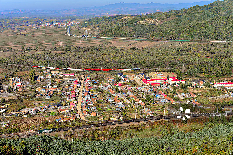 滨绥线虎峰展线“追逐赛”图片素材