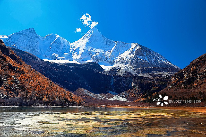 稻城亚丁央迈勇主峰图片素材