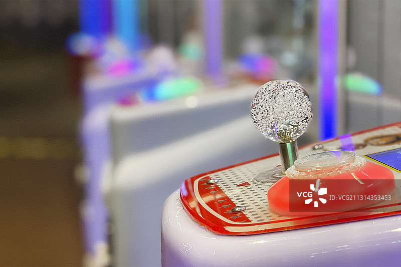 北京商场内抓娃娃机操纵杆手柄和按键图片素材