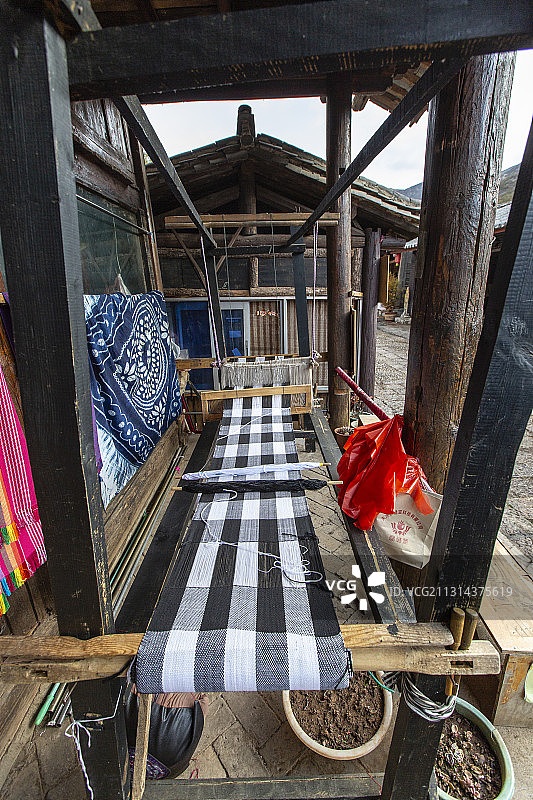 云南省丽江市东巴谷摩梭妇女纺织图片素材