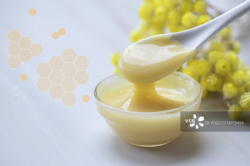 舀起一杓健康食品蜂王乳图片素材
