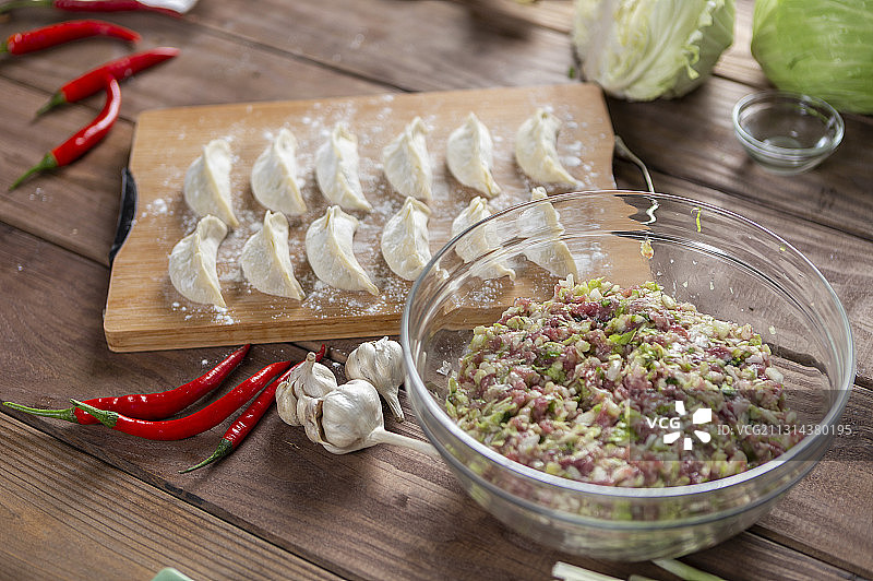 中国新年合家团圆准备的高丽菜猪肉水饺元宝图片素材