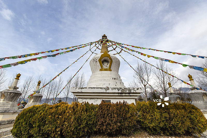 云南省丽江市东巴谷白塔图片素材