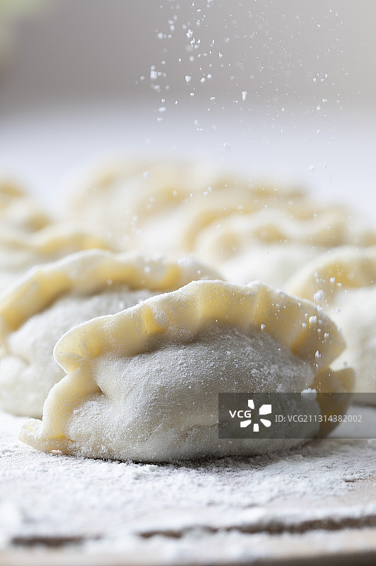 中国新年合家团圆包水饺元宝图片素材