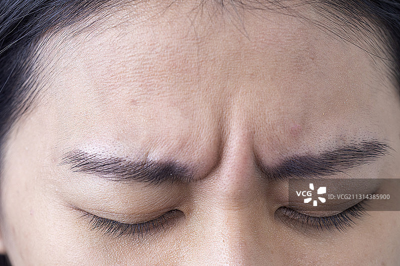 青年女人的皱纹图片素材