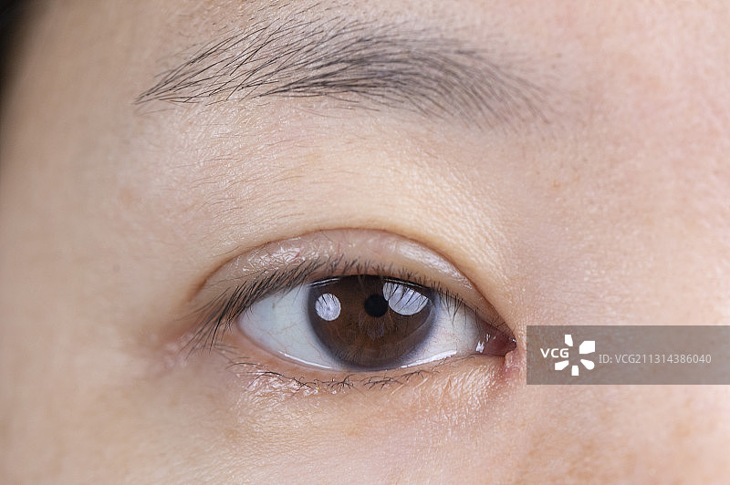 睁眼的中老年女人图片素材