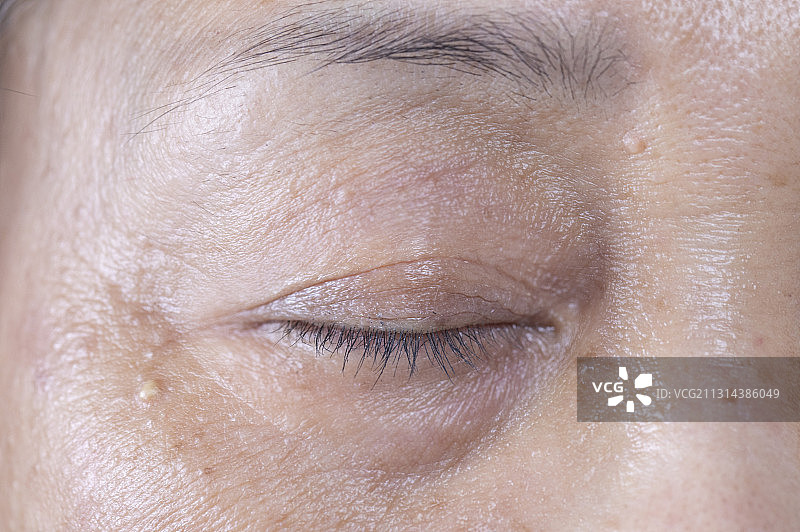 闭眼的老年女人图片素材