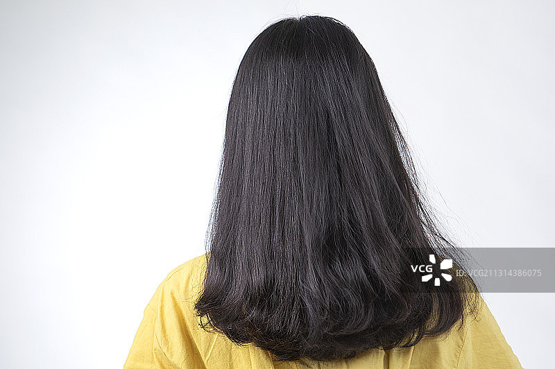 头发茂密的青年女人图片素材