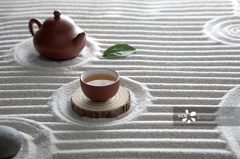 中国茶壶和茶杯在枯山水上富有禅意的意境图片素材
