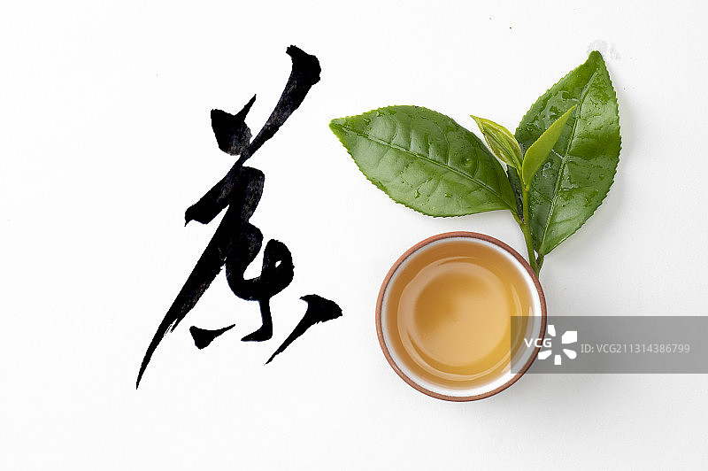 品尝着浓郁的中国茶及一心二叶的新鲜茶叶图片素材