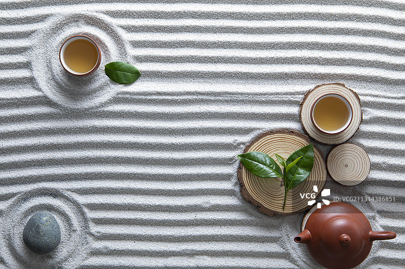 中国茶壶和茶杯在枯山水上富有禅意的意境图片素材