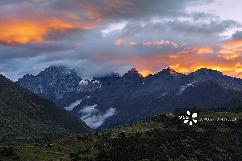 四姑娘山清晨火烧云风景图片素材