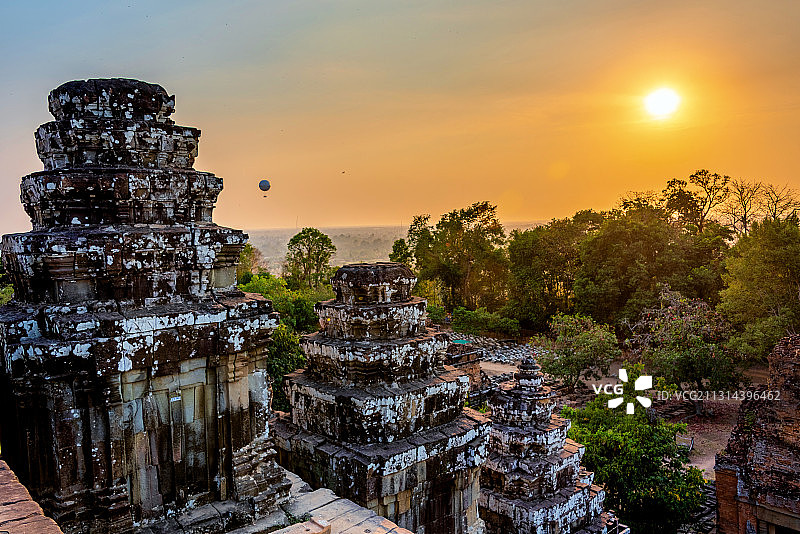 柬埔寨暹粒巴肯山落日图片素材