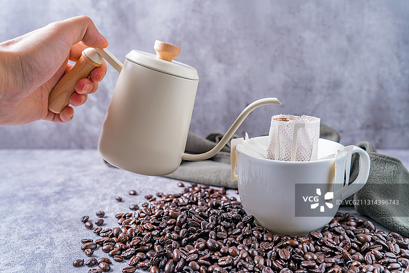 白色咖啡杯和咖啡豆、挂耳咖啡图片素材