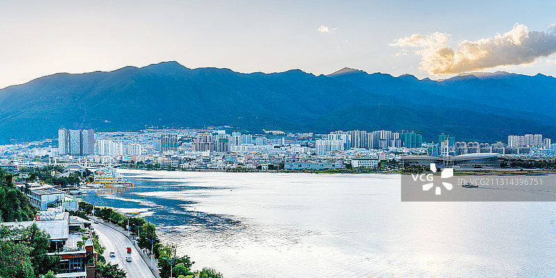 中国云南省大理市洱海上的一艘游艇图片素材