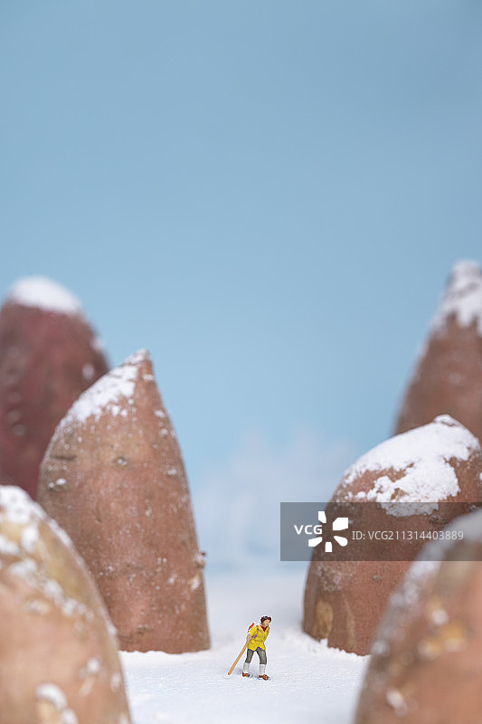 暴风雪后的峡谷行走的探险者图片素材
