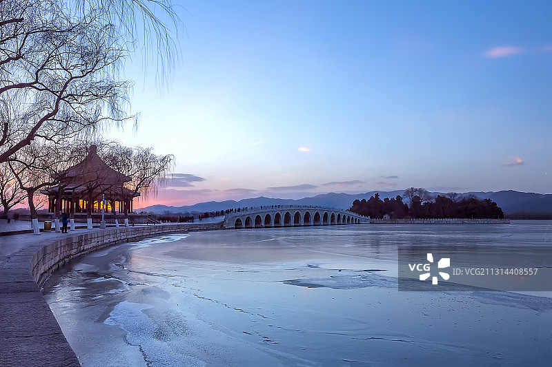 黄昏颐和园廓如亭十七孔桥昆明湖图片素材
