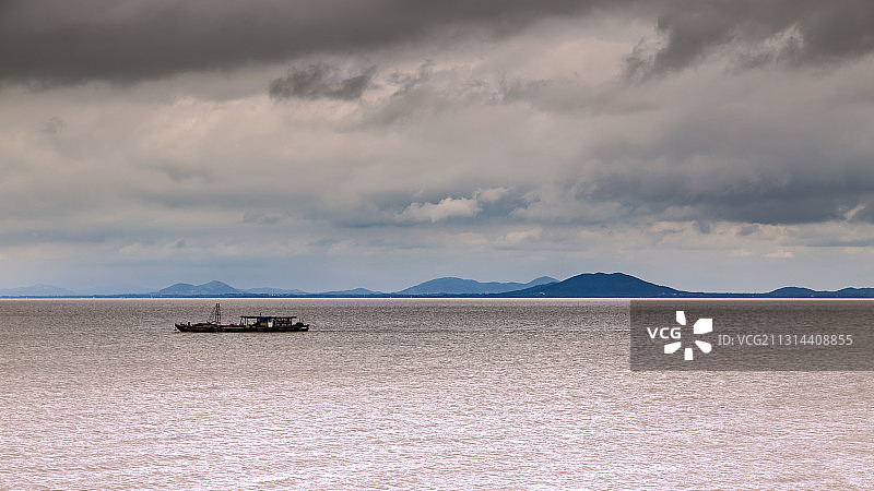 夏日乌云下的巢湖图片素材