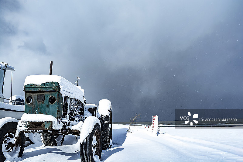 烟台帆船俱乐部冬天风雪中的拖拉机图片素材