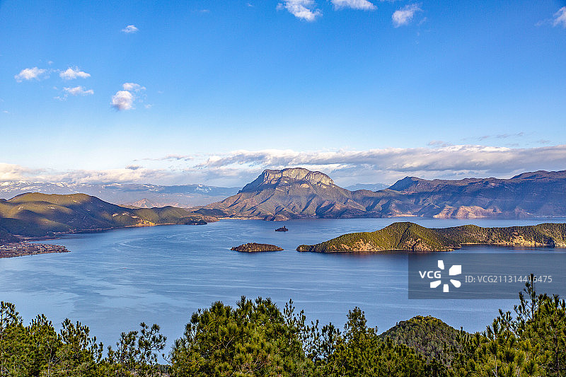 从观景台俯瞰云南丽江泸沽湖风光图片素材