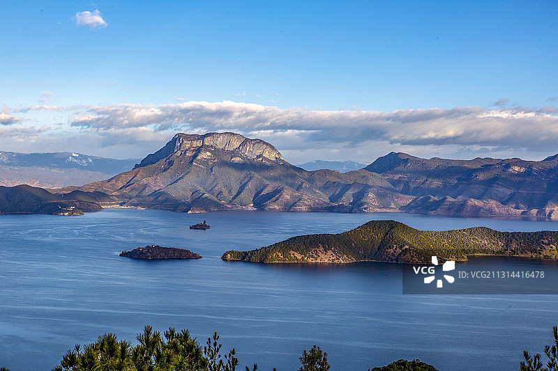 从观景台俯瞰云南丽江泸沽湖风光图片素材