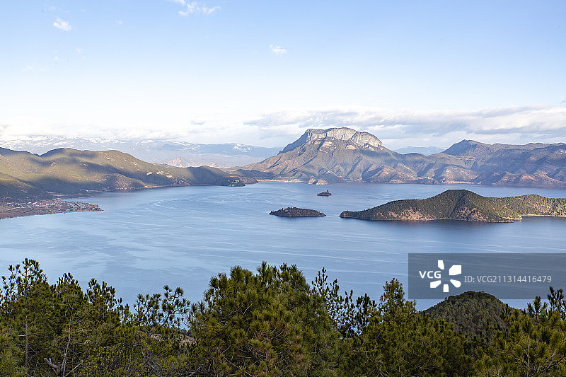 从观景台俯瞰云南丽江泸沽湖风光图片素材