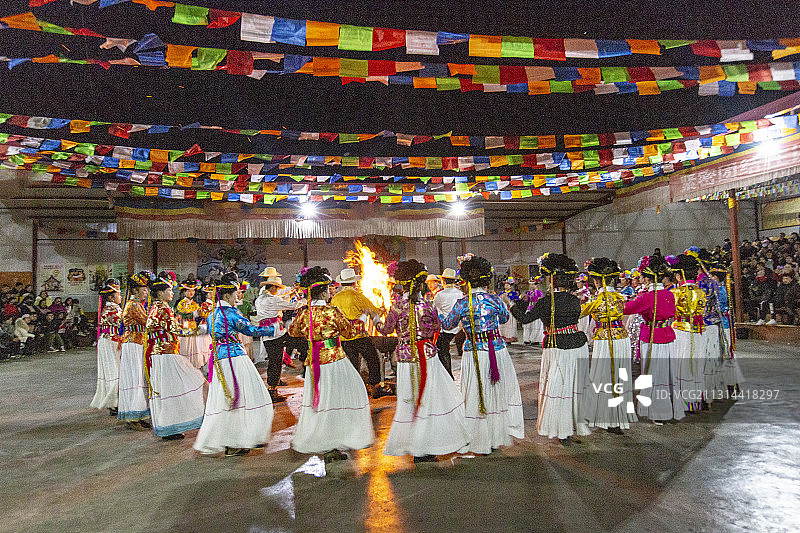 云南省丽江泸沽湖摩梭人篝火晚会图片素材