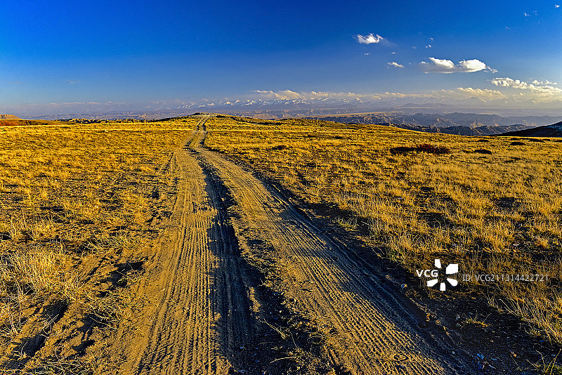 高原路远图片素材