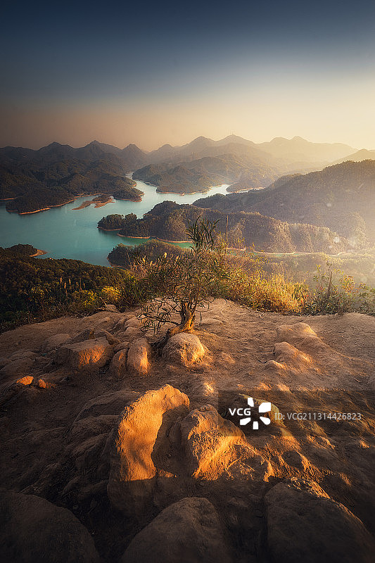 日落下的中山五桂山长江水库保护区图片素材