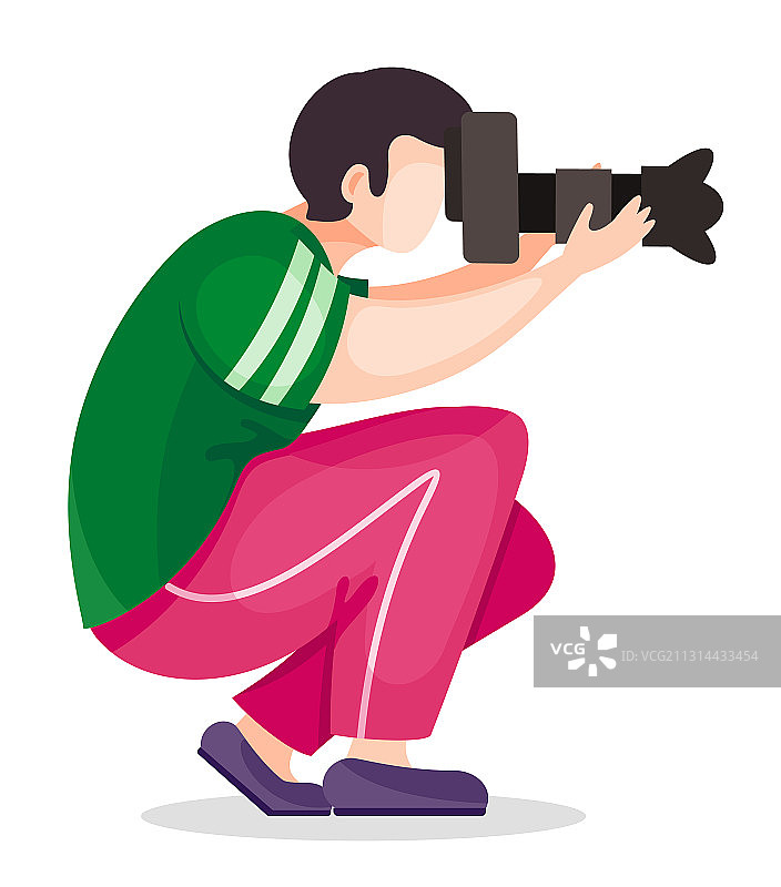摄影师蹲下拍摄图片素材