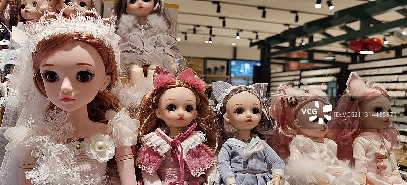 一个穿婚纱四个带发卡的洋娃娃图片素材