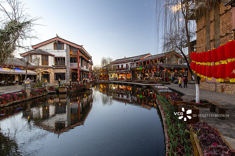 云南省丽江市束河古镇夜景图片素材