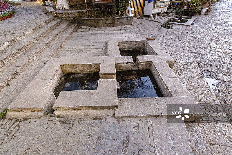 云南省丽江市束河古镇三眼井图片素材