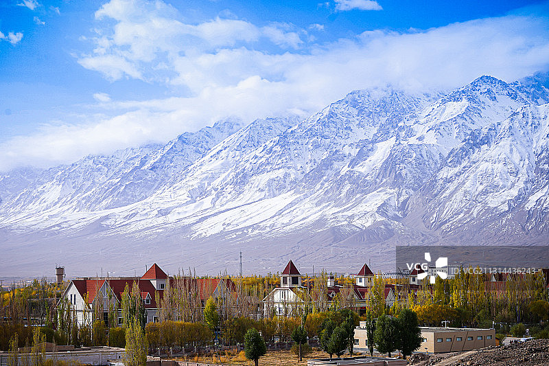 雪山下的西式建筑图片素材