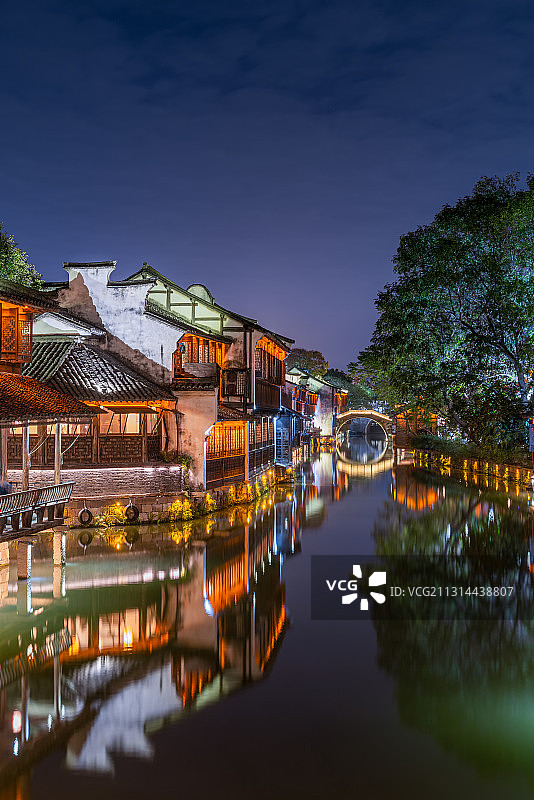 夜晚下的中国浙江嘉兴乌镇风景区图片素材