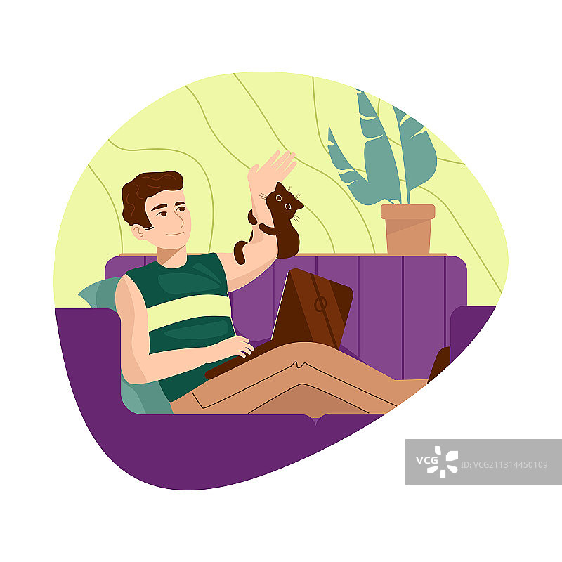 男人在家里的沙发上工作图片素材