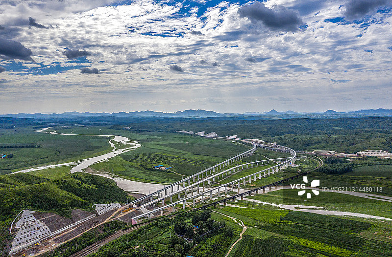 北票金岭寺跨越大凌河上的铁路大桥图片素材