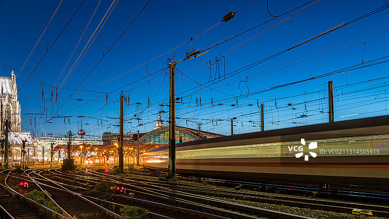 蓝调下的科隆中央车站图片素材
