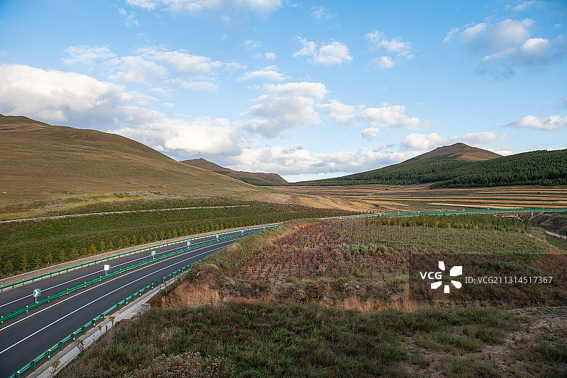 河北省张家口市张北草原天路及森林和草原秋季户外风光图片素材