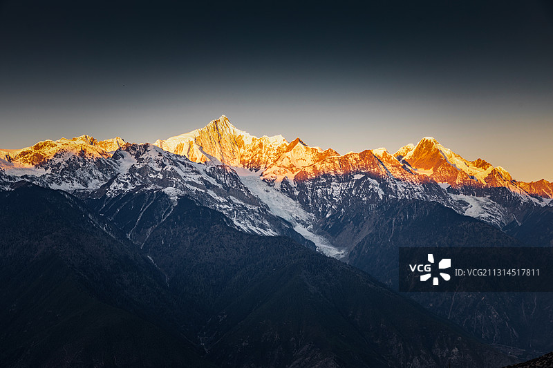 中国云南德钦飞来寺梅里雪山日出日照金山图片素材