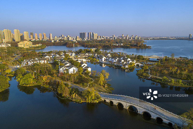 航拍黄冈遗爱湖湿地公园城市风光图片素材