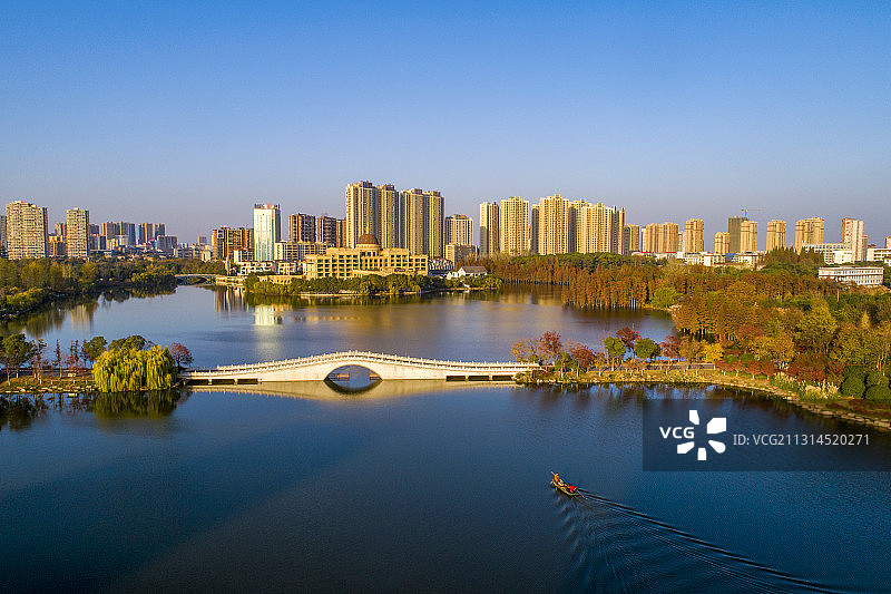 航拍黄冈遗爱湖湿地公园城市风光图片素材