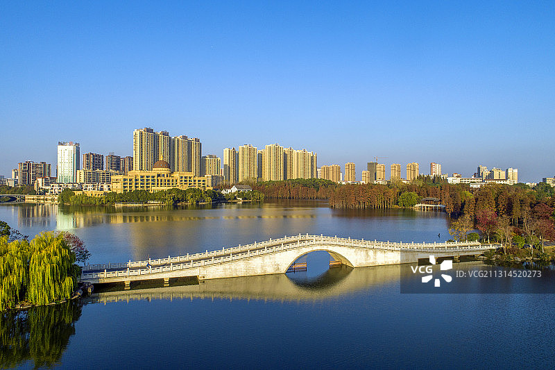航拍黄冈遗爱湖湿地公园城市风光图片素材