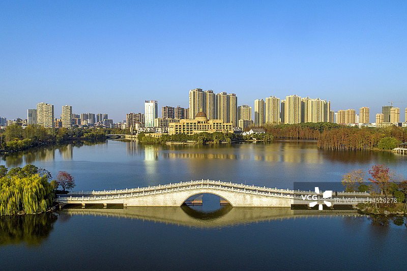 航拍黄冈遗爱湖湿地公园城市风光图片素材