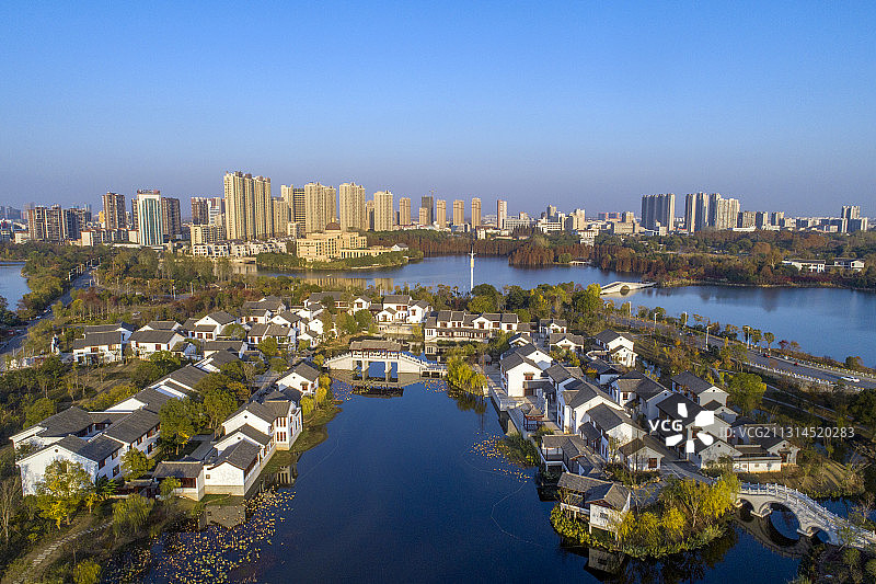 航拍黄冈遗爱湖湿地公园城市风光图片素材