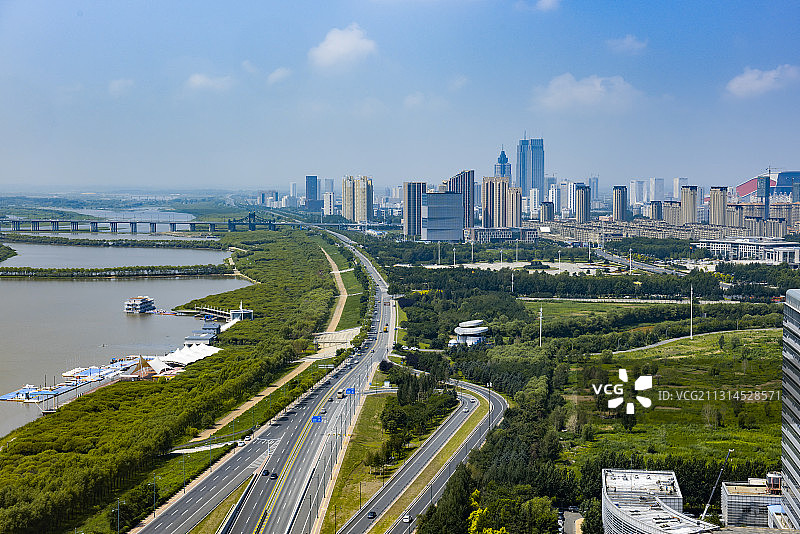 黑龙江哈尔滨松北区俯瞰松花江太阳岛高视角图片素材