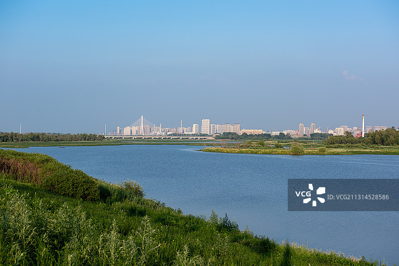 黑龙江哈尔滨松北区文化岛上眺望松花江江景和城市CBD图片素材