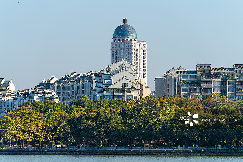 广东省 肇庆市 端州区 星湖 绿道 湖边建筑 居民区 树林图片素材